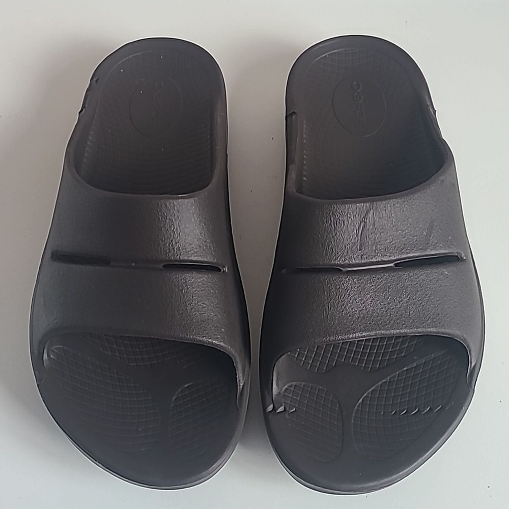 OOFOS' OOahh Luxe Comfort Slide Slip On Sandal Dark Brown Size 9 EU 40